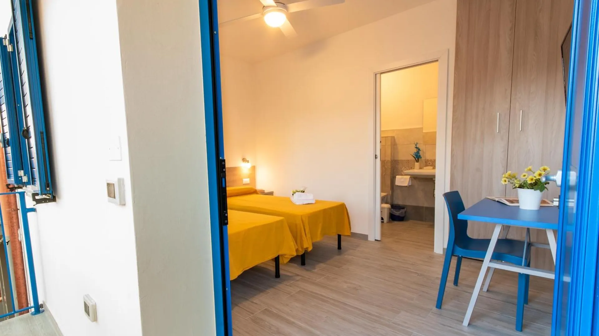 Bed & Blu Hotel La Caletta 0*,